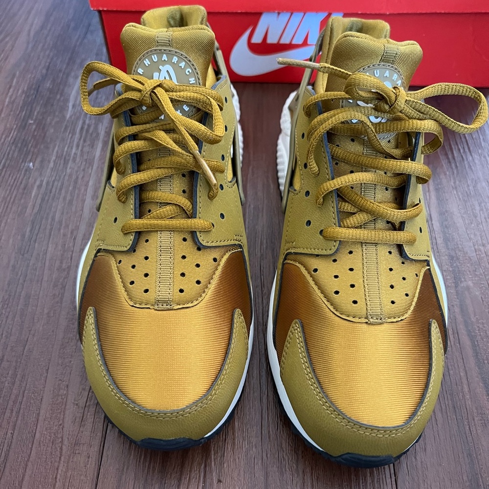 Brand new Nike huarache gold size 10 women
